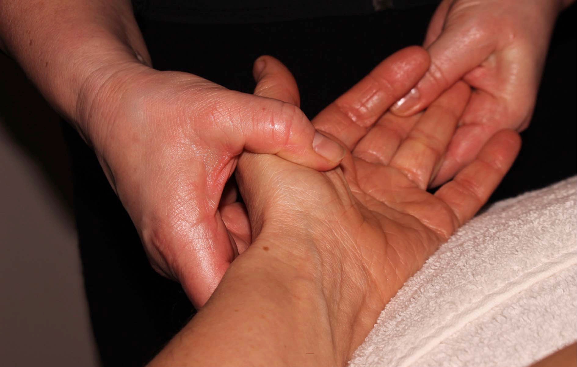 Hand reflexology Hand massage bryonybrook.be
